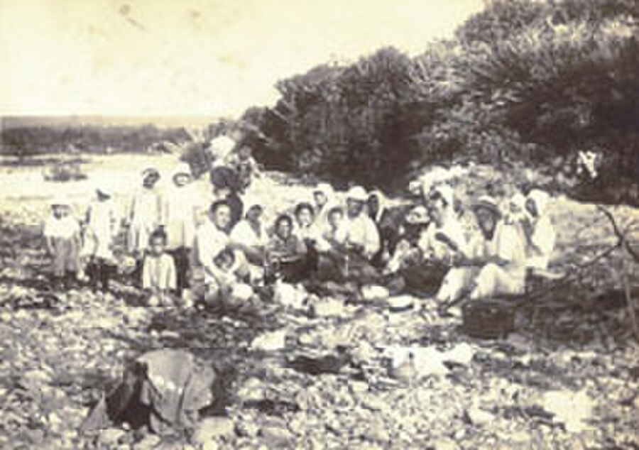 1933年、行楽に出た択捉島の日本人住民