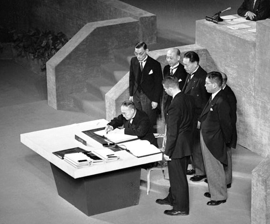 1951年9月8日、サンフランシスコ平和条約に署名する吉田茂内閣総理大臣